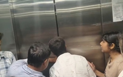 Thang máy gặp sự cố khiến 13 người mắc kẹt, 1 cô gái bất tỉnh