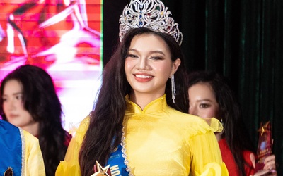 Người đẹp Khánh Hòa gây sốt với khoảnh khắc đăng quang trong tà áo dài