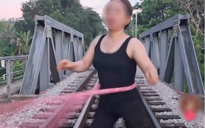 Clip người phụ nữ thản nhiên lắc vòng giữa đường ray tàu hỏa và cái kết