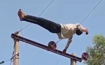 Say rượu, người đàn ông nằm trên đường dây điện cao thế