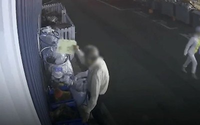 Mở nắp nồi cơm điện cũ, nam bảo vệ sốc khi thấy vàng thỏi và nhẫn bên trong