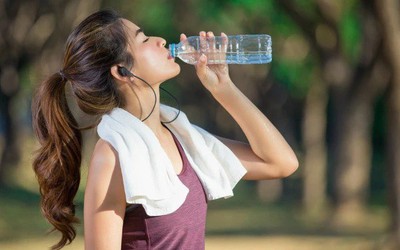 Bác sĩ cảnh báo thói quen bù nước phản tác dụng ngày nắng nóng