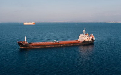 IMO tạm dừng chương trình dẫn đường qua eo biển Hormuz sau sự cố tàu hàng