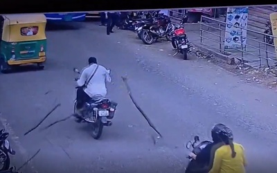 Bị cành cây rơi trúng đầu, người đi xe máy rơi vào trạng thái hôn mê