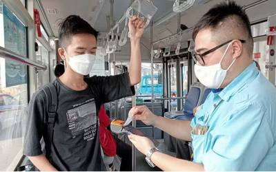 Hàng triệu người đi xe buýt cần lưu ý: Từ 1/7 sẽ có thêm một thao tác bắt buộc