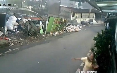 Ngôi nhà bất ngờ đổ sập, người phụ nữ hoảng sợ bỏ chạy