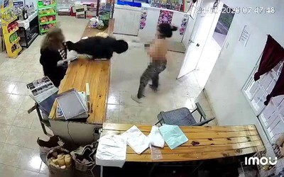 Vào cửa hàng trộm tiền, người phụ nữ bị "lột sạch" áo