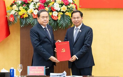 Trao quyết định của Bộ Chính trị về chỉ định nhân sự kiêm nhiệm Phó Bí thư Đảng ủy Quốc hội