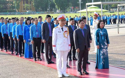 Đoàn đại biểu dự Đại hội XIV Công đoàn Việt Nam vào Lăng viếng Chủ tịch Hồ Chí Minh