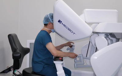Cột mốc mới của y học Việt Nam: Lần đầu tiên bác sĩ phẫu thuật từ xa cho bệnh nhân cách hàng nghìn cây số
