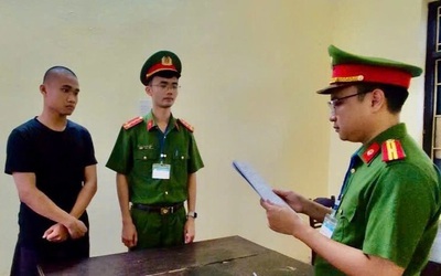 "Hô biến" hóa chất thành sữa tắm, dầu gội giả thương hiệu nổi tiếng, cặp đôi cầm đầu bị khởi tố