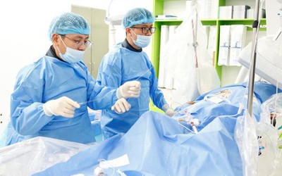 Người đàn ông 43 tuổi bất ngờ thành bệnh nhân khi đưa con đi khám