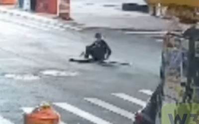 Nhóm người "bí ẩn" lần lượt chui lên từ cống thoát nước trong đêm