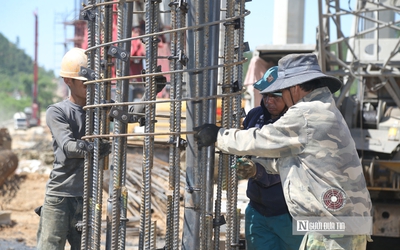 Nắng như đổ lửa, công nhân vẫn bám trụ giữa đại công trường
