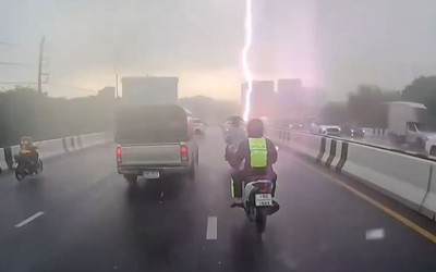 Sét đánh trúng người đi xe máy trong cơn mưa lớn