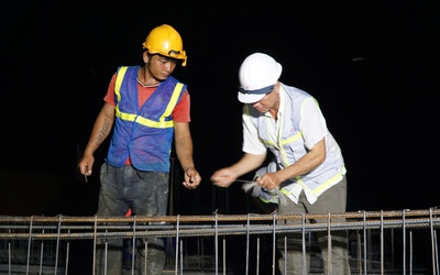 Thi công xuyên đêm, đẩy tiến độ xây trường vùng biên Quảng Ngãi