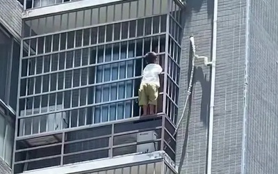 Người dân kinh hãi khi thấy bé trai đu mình trên tòa nhà chung cư