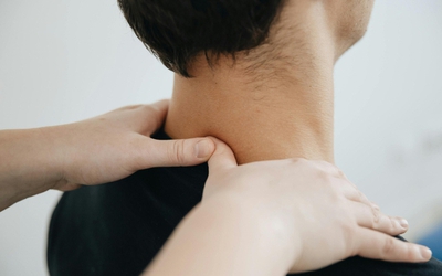 Chàng trai 27 tuổi suýt liệt nửa người khi đi tẩm quất chữa đau vai gáy