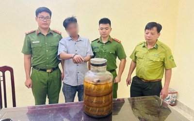 Bắt quả tang người đàn ông mang động vật quý hiếm ngâm rượu đi bán