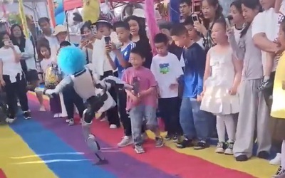 Biểu diễn võ thuật, robot đá trúng bụng bé trai
