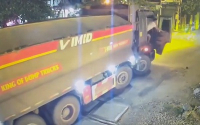 Tàu hỏa tông trúng xe tải, tài xế mở cửa nhảy khỏi xe