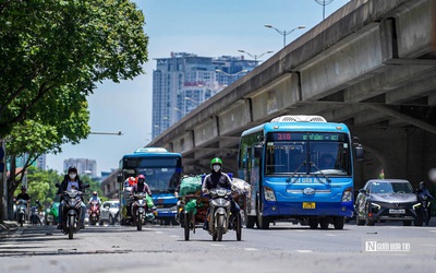 50 phút chạy xe giữa nắng gắt gần 40 độ ở Hà Nội, người đàn ông bị bỏng rát da