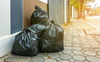 Phát hiện nhiều bó tiền mặt trị giá 432 triệu đồng trong túi rác gần toà biệt thự