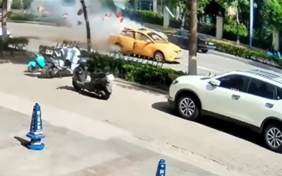 Ô tô đang chạy trên đường bất ngờ phát nổ kinh hoàng