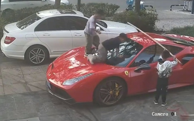 4 đứa trẻ dùng chiếc xe Ferrari 14 tỷ đồng làm "cầu trượt"