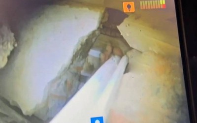 Người đàn ông sống sót khi mắc kẹt dưới đống đổ nát sau trận động đất