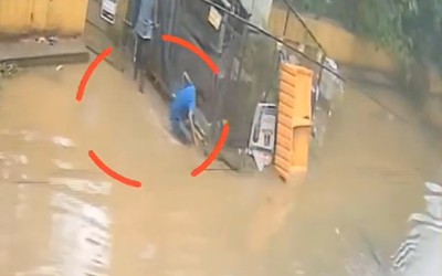Đang đi bộ trên con đường ngập nước, nam bảo vệ ngã gục rồi tử vong