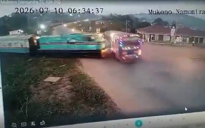 Đoàn tàu đâm trúng xe buýt chở học sinh cố vượt qua đường ray
