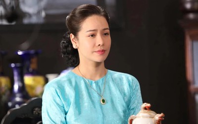 Ca sĩ Nhật Kim Anh mặc giản dị, bán kẹo kéo và hát bên đường gây xôn xao