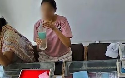 Cô gái nguy kịch sau khi uống nước trong chai kín