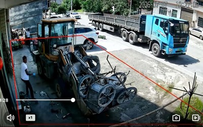 Xe bồn mất lái lao vào lề đường, người đàn ông thoát chết trong gang tấc