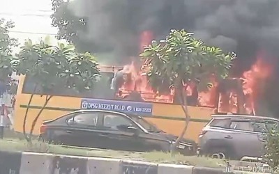 Xe buýt trường học bất ngờ bốc cháy ngùn ngụt trên đường