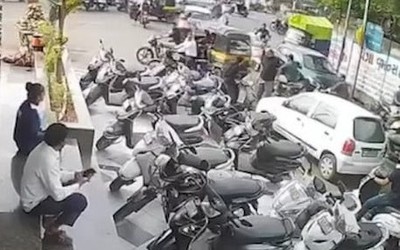 Chồng chặn xe máy, tấn công vợ ngay giữa phố và cái kết