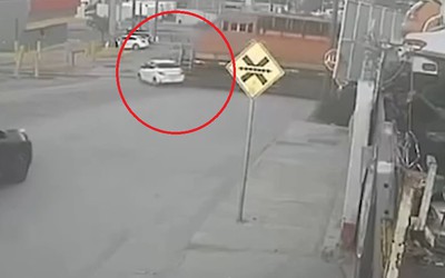 Tàu hỏa đâm trúng ô tô con, kéo lê 100 mét trên đường ray