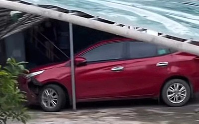 Clip ô tô điên liên tiếp tông xe máy trước quán karaoke: Công an vào cuộc điều tra