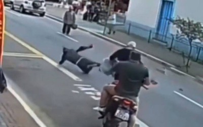 Người đàn ông ngáng chân, hạ gục tên cướp túi xách trên phố