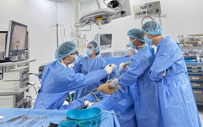 Vinmec Đà Nẵng mổ cấp cứu loại bỏ khối u buồng trứng khổng lồ cho bệnh nhân suy thận