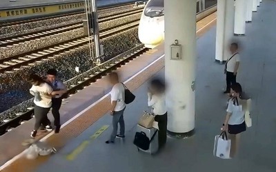 Người phụ nữ mang thai lao ra trước đầu tàu để tự tử và cái kết