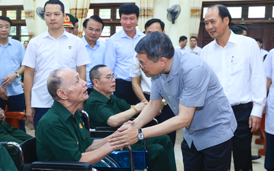 Thủ tướng thăm, tặng quà các thương binh, bệnh binh tại Ninh Bình