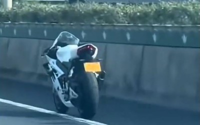 Kinh ngạc cảnh xe phân khối lớn không người lái chạy trên cầu vượt