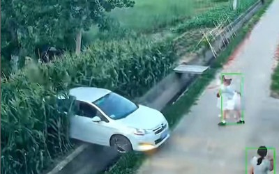 Đạp nhầm chân ga, nữ tài xế lùi thẳng xe ô tô xuống ao cá
