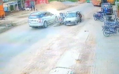 Tài xế ô tô mở cửa đột ngột khiến 2 cha con đi xe máy gặp nạn
