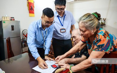 Theo chân cán bộ tới tận nhà dân để hỗ trợ thủ tục hành chính ở Hà Nội