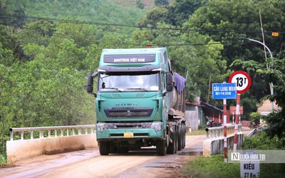 Cầu 13 tấn hằng ngày phải "cõng" dàn xe đầu kéo chở đất