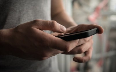 Cảnh giác thủ đoạn lừa đảo hoàn tiền dịch vụ qua chia sẻ màn hình điện thoại