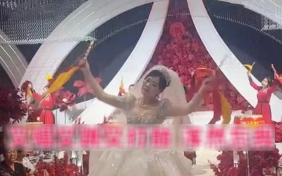 Đang tổ chức đám cưới, cô dâu có hành động khiến quan khách "đỏ mặt"